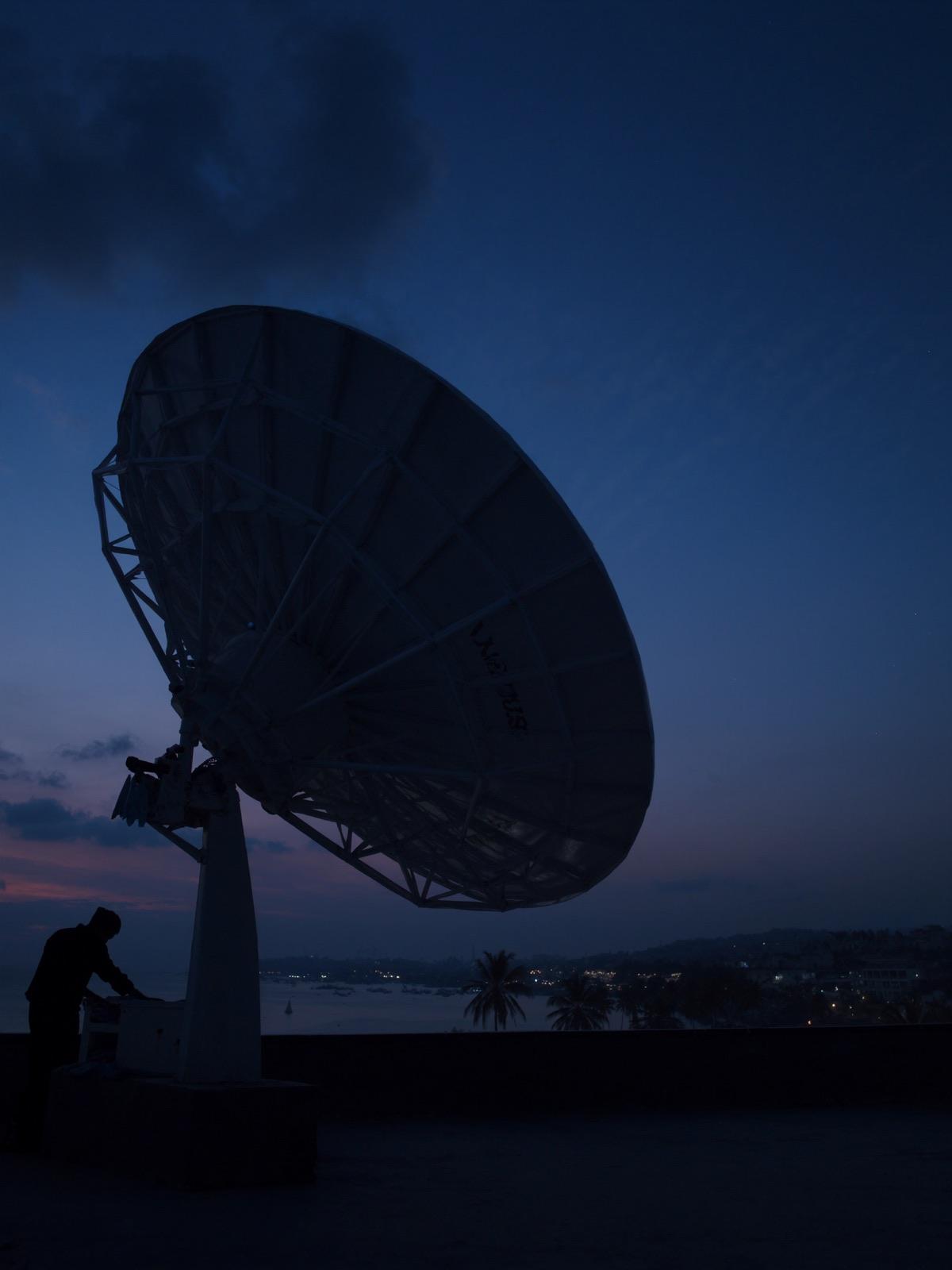 Pointage d'une antenne VSAT par un technicien Konnect sur le toit d'un site isolé