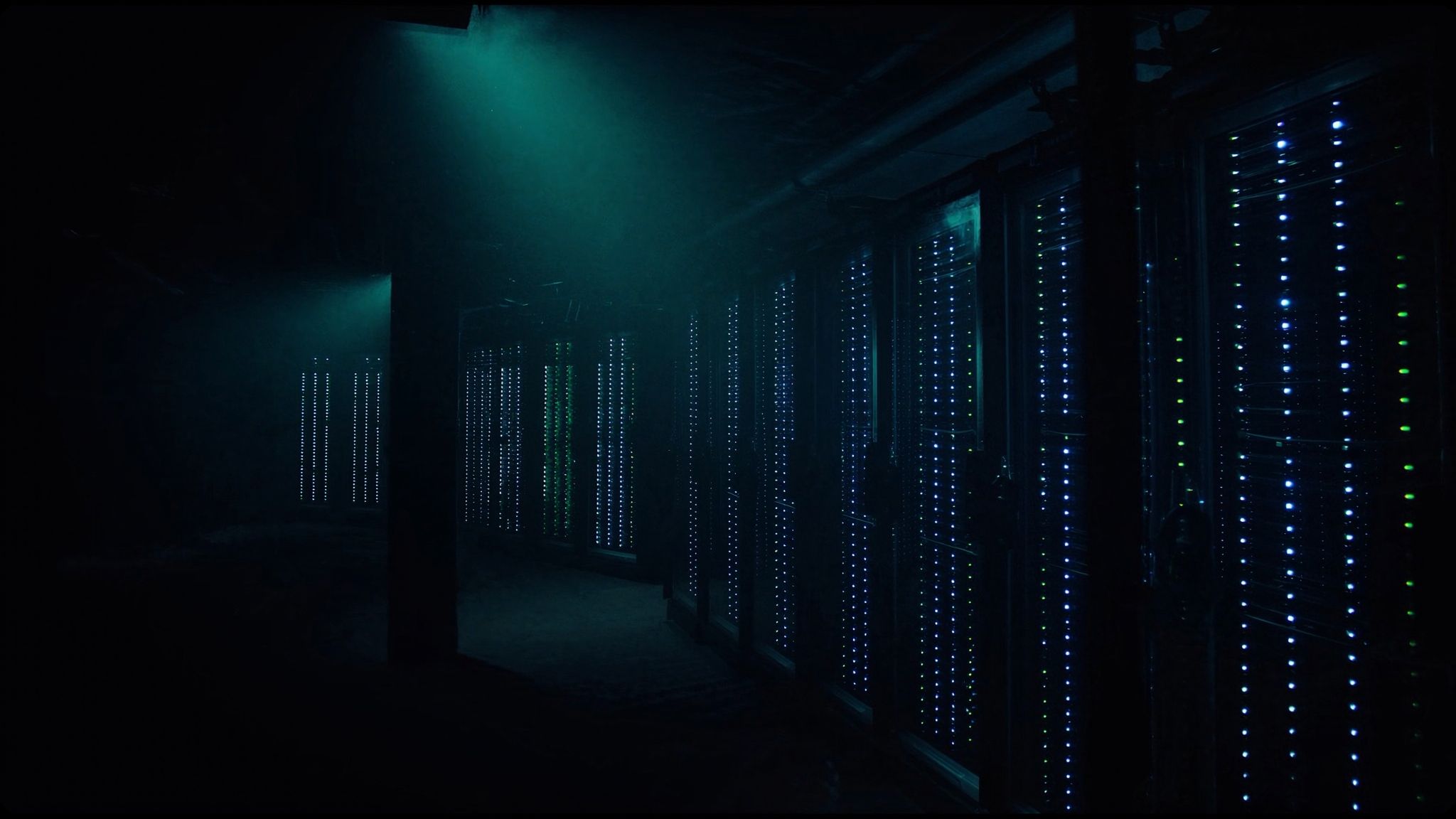 Couloir de datacenter Konnect, baies serveurs alignées sous éclairage bleu